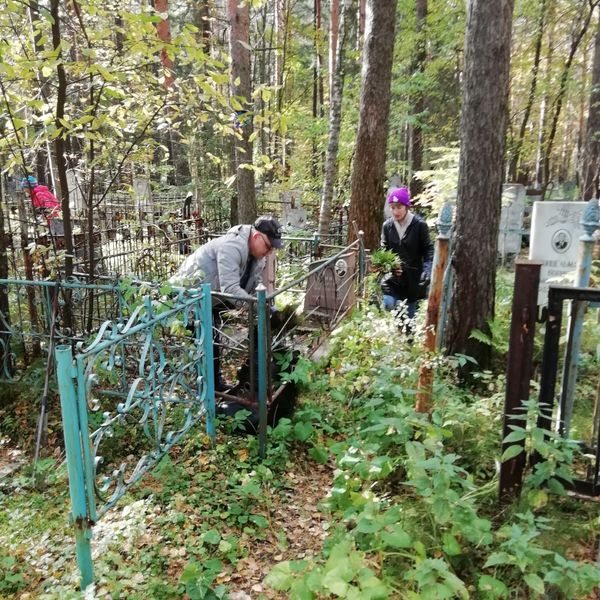 'Yom Kippur Eve, cleaning the cemetery' thumbnail